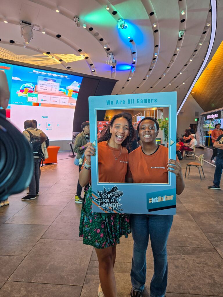 Cupcake & GamePad Social Samsung Galaxy Z Flip6 Selfies (August 2025) (20)